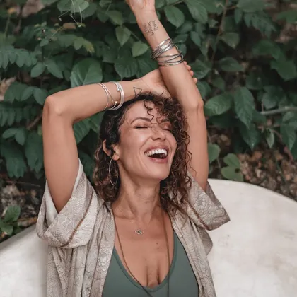 A laugh under the leaves
